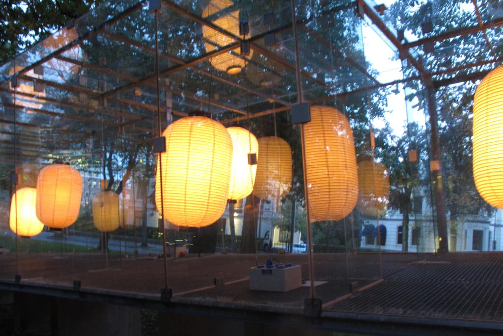 5. Chōchin - Felix Hess Voor 提灯 Chōchin (spreek uit: tsjootsjin ), de Japanse term voor traditionele lampions, hingen zeven grote, Japanse lampions in het Tschumipaviljoen.