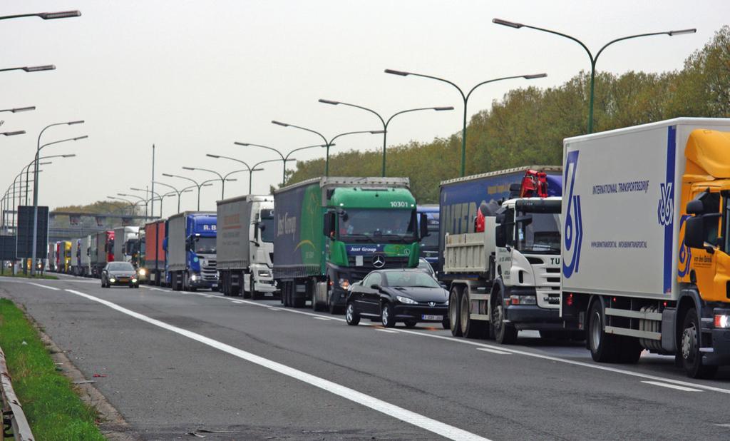 IN T KORT In de huidige toestand is er tijdens de ochtend- en avondspits over een afstand van 2 km een verzadiging van meer dan 100% en over 2 km (ochtend) of 3 km (avond) een verzadiging tussen 80%