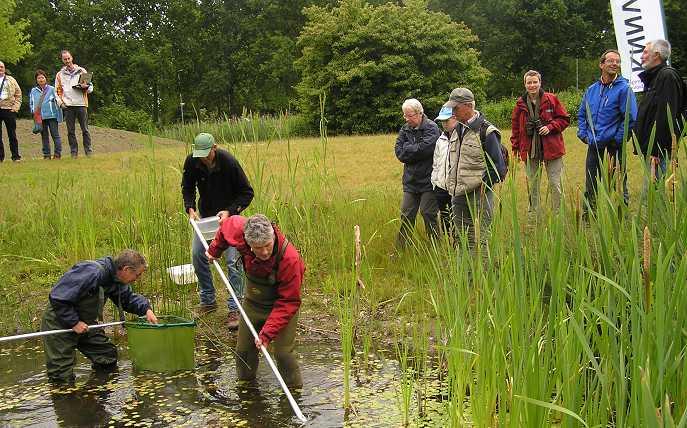 waadpak hesen zodat zij gewapend met schepnet te water konden gaan om de eerste