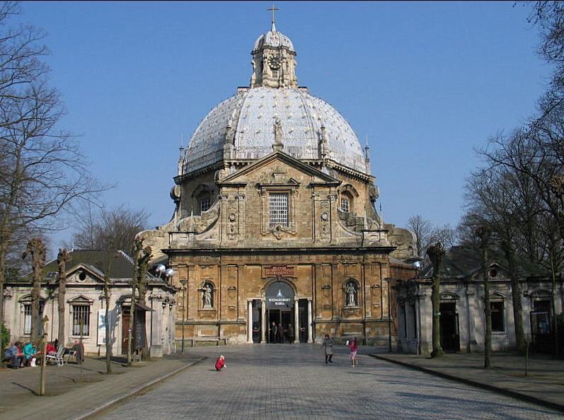 Na de lunchpauze trekken we omstreeks 14:00 uur naar Scherpenheuvel via de Diestsesteenweg (N10 ). Zo vermijden we de stijlste hellingen. Basiliek Scherpenheuvel.