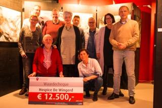 HenkHoogendoornmetdechequevan 12.500,IIvoorHospiceDeWingert SponsorclubHelpdeWingerd.