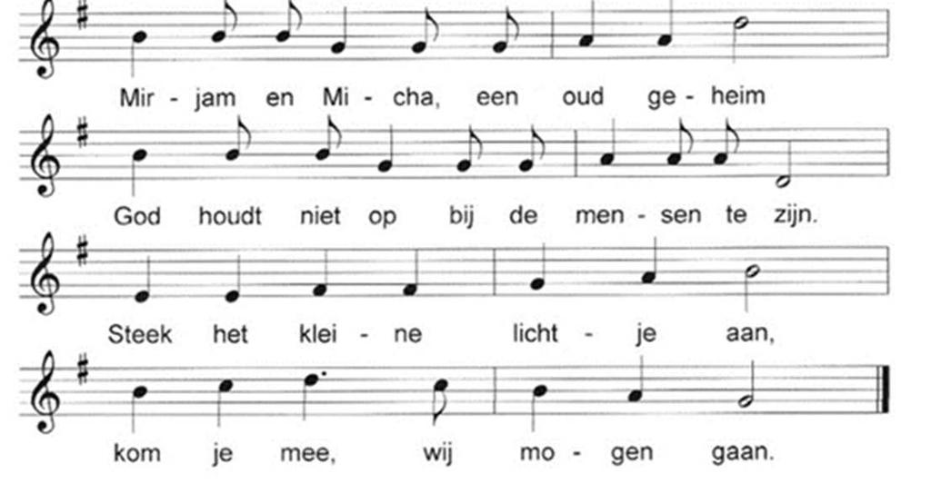 Hij bracht de kist op een feestelijke manier naar het oude deel van Jeruzalem. 13 De dragers van de kist bleven na zes stappen stilstaan.