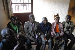 De gemeente Musango geeft dan globaal eenzelfde beeld als Biguhu: een allerhartelijkste ontvangst door de kerkenraad (met het onvermijdelijke flesje Fanta) - de blaas wordt met alle gehobbel onderweg