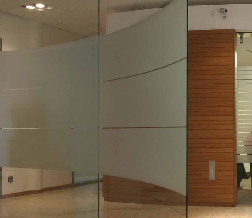 Daartoe maakt de architect van de loketdeuren grote glazen muren die fungeren als schuifdeuren. De adviseurs bedienen deze halftransparante glazen deuren vanaf hun bureau.