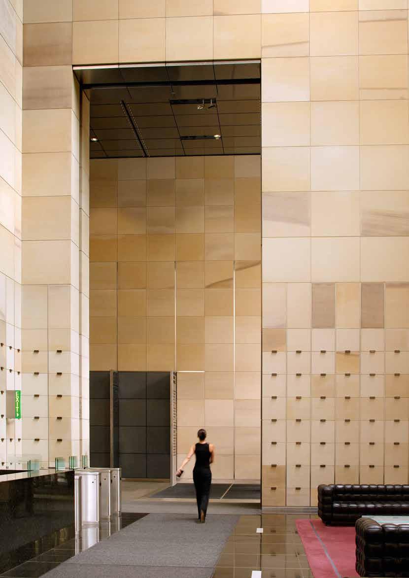 Enorme ribben van roestvrij staal. Intens licht weerspiegelt zich in de gevels van de beide gebouwen van de Governor Philip & Macquarie Towers in Sydney.