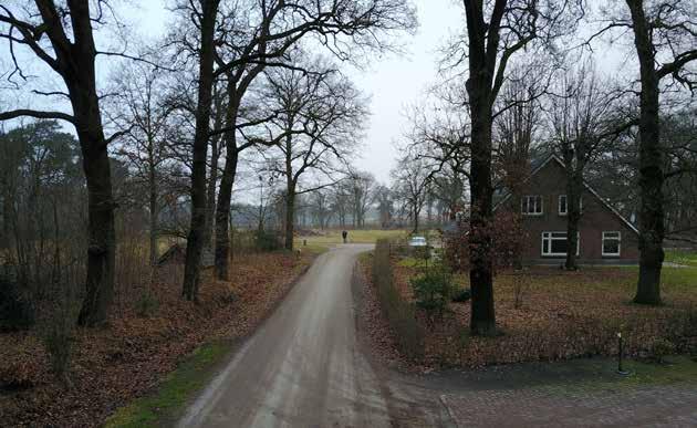 verkocht Te midden van de door bomen omzoomde akkers en de eikenbosjes stond in vroeger tijden al een boerderij, centraal gelegen op een knooppunt van zandwegen en paadjes die naar de verschillende