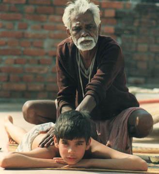 Gediplomeerde Beroepsopleiding: HELEND AYURVEDISCH MASSEUR Deze opleiding omvat de holistische ayurvedische benadering van de mens via zijn lichamelijke aanwezigheid.