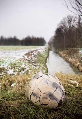 Het gele gedeelte wordt computergestuurd geboord. Onder het kanaal door (rechts) en onder een weg door (links). zijn. tijdelijke opslag grond De berg zand uit de sleuf.