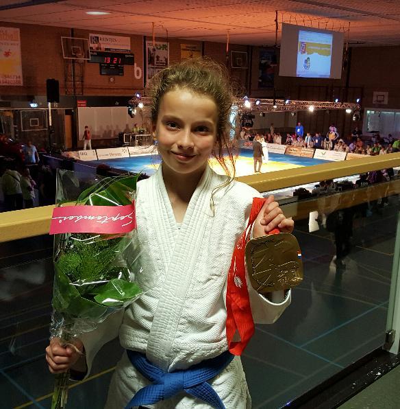 Sportnieuws Vera Wandel uit groep 7 heeft afgelopen weekend een groot internationaal toernooi gewonnen. Het was het 42 ste Internationaal judotoernooi in Venray.