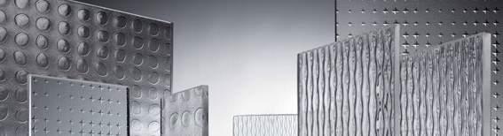 OLTRELUCE BESCHRIJVING Glas met een patroon op een of beide zijden, verkregen door het glasblad tijdens het walsen tussen getextureerde rollen te leiden. Figuurglas wordt ook wel gegoten glas genoemd.