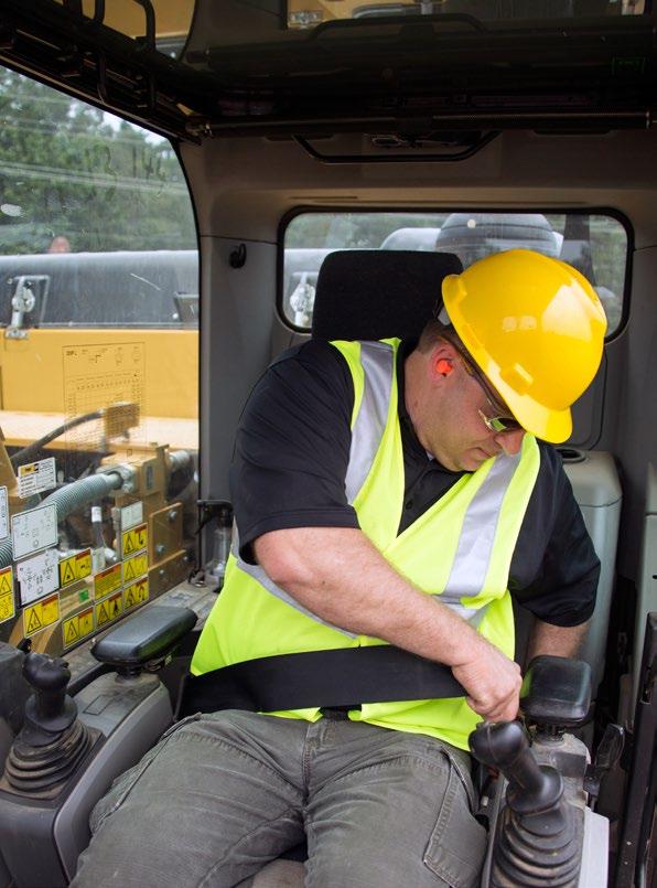 Veilige werkomgeving Kenmerken die u helpen beschermen, dag in dag uit Een veilige, stille cabine De gecertificeerde ROPS-cabine biedt u een veilige werkomgeving.