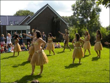 Gastgezinnen gezocht in Adorp en Sauwerd Tijdens het festival Op Roakeldais komen honderden dansers en muzikanten van over de hele wereld naar Warffum.