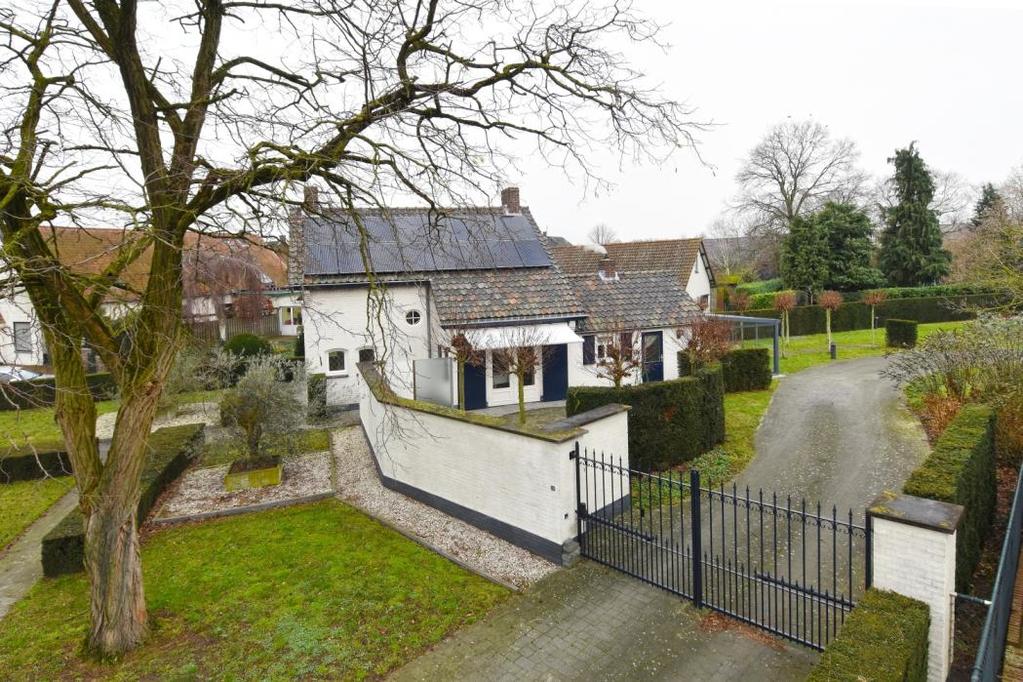 Molenweg 3 Roggel TE KOOP MIDDEN IN HET CENTRUM VAN ROGGEL BIEDEN WIJ U DEZE VRIJSTAANDE WONING MET DUBBELE GARAGE OP EEN PERCEEL VAN MAAR LIEFST 13 ARE EN 5 CENTIARE TE KOOP AAN.