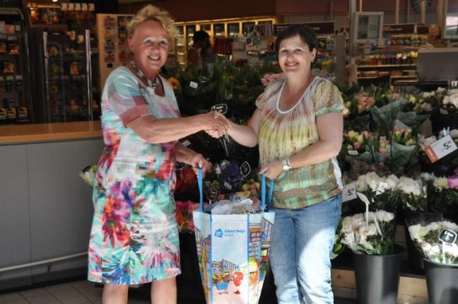 nl Nieuw lid Goed voor mekaar Waalre Margo Helgers wint boodschappentas Op een zonnige maandagmiddag ontving Margo Helgers van wethouder Hanneke Balk een goed gevulde AH boodschappentas t.w.v. 40 euro.