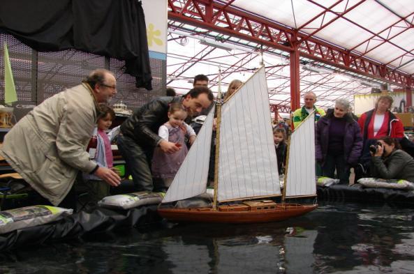 Intratuin Almere Het was de 2de keer dat wij naast de Zwitserse treinbaanbouwers ons vaarwater hadden, dit maal samen met een paar leden van het Anker uit Nieuwegein.