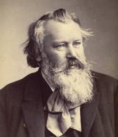 Hij was er de zomers van 1884 en 1885 mee zoet geweest, tijdens zijn verblijf in Mürzzuschlag. Inderdaad baseerde hij een deel van de symfonie op het gegeven van Bach.