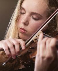 HJSO 2017 pag. 4 Camille Buitenhuis is een 17-jarige violiste uit Groningen. Ze speelt sinds een aantal jaar in het Haydn Jeugd Strijkorkest en is daar dit seizoen aanvoerder van de tweede violen.