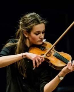 Camille soleert dit seizoen met Souvenir d un lieu cher van Tsjaikovski. Eline de Vries is sinds twee jaar concertmeester van het HJSO.