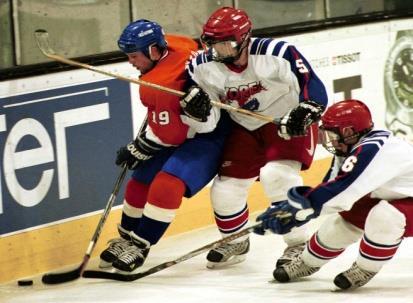 LICHAMELIJK CONTACT Naast snelheid, dynamiek en snel wisselende situaties is ook fysiek contact tussen twee spelers iets dat een sport als ijshockey zo aantrekkelijk maakt.