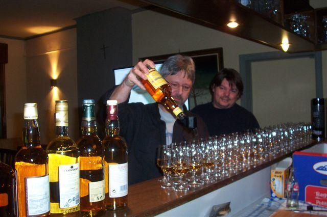 De malt whisky wordt puur gedronken, eventueel aangelengd met een kleine fractie water, afhankelijk van je eigen smaak.