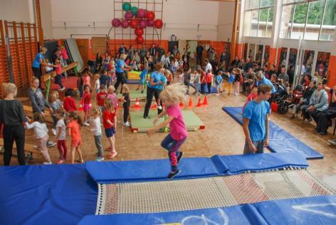 Aanbod Turnkring VTS Gym Willebroek wil aan haar leden een uitgebreid aanbod bieden, dat o.a. bestaat uit : Kleuterturnen vanaf 2,5 jaar Recreatief turnen voor