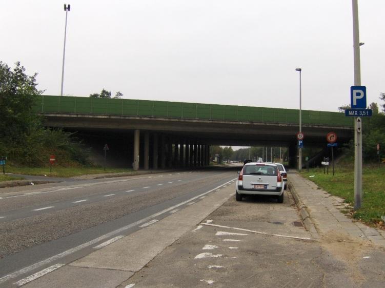 2. PROBLEEMSTELLING Er zijn onveilige fietspaden locatie bovenlokaal functionele fietsroute De Drie Eikenstraat fungeert als harde barrière met een moeilijke oversteekbaarheid wegens de hoge