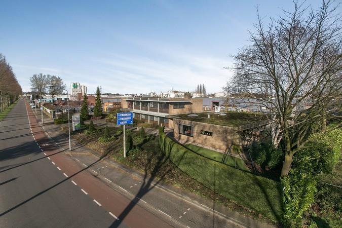 PARKEREN Er zijn ruime parkeermogelijkheden op zowel het voor-als op het achterterrein van onderhavige complex.