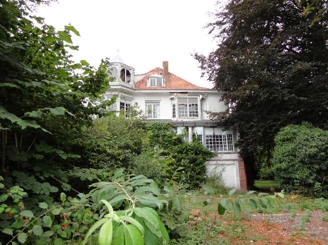 Monumentale openhaard in de eetkamer Keuken met arduinen wasbak Bunker WOII Toen de Duitse troepen in 1940 voor de tweede maal Gistel bezetten, nam de