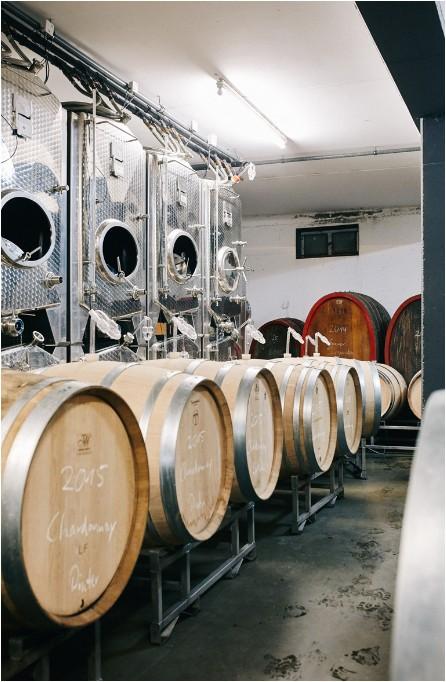 Gebruik makend van het uitstekende terroir van het Selztal met kalksteen, kalkmergel en löss-zand, met grote investeringen in de keldertechniek en een duurzaam wijngaardmanagement is het wijngoed