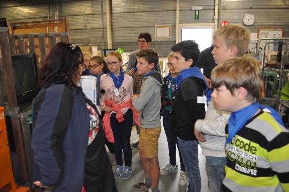 Vormselnieuws Op woensdag 21 oktober was ons thema omgaan met armoede. Voorgaande jaren gingen we altijd op bezoek in 't Schakeltje te Essen, een welzijnswinkel voor arme mensen.