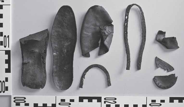 32 Het aantal vondsten is beperkt en bestaat grotendeels uit aardewerk, een beetje glas, metaal, bouwmateriaal en een leren sandaal die gevonden werd naast de brug.