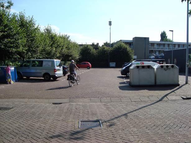 2 Beschrijving plangebied en voorgenomen ingrepen 2.1 Bestaande situatie Het wijkwinkelcentrum Duivendrecht wordt gevormd door bebouwing rondom het Dorpsplein.