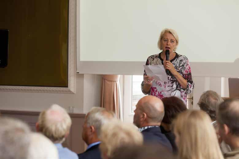 Gedeputeerde Joke Geldhof trapt de bijeenkomst af en vertelt over het belang van ov-knooppuntontwikkeling voor de regio.