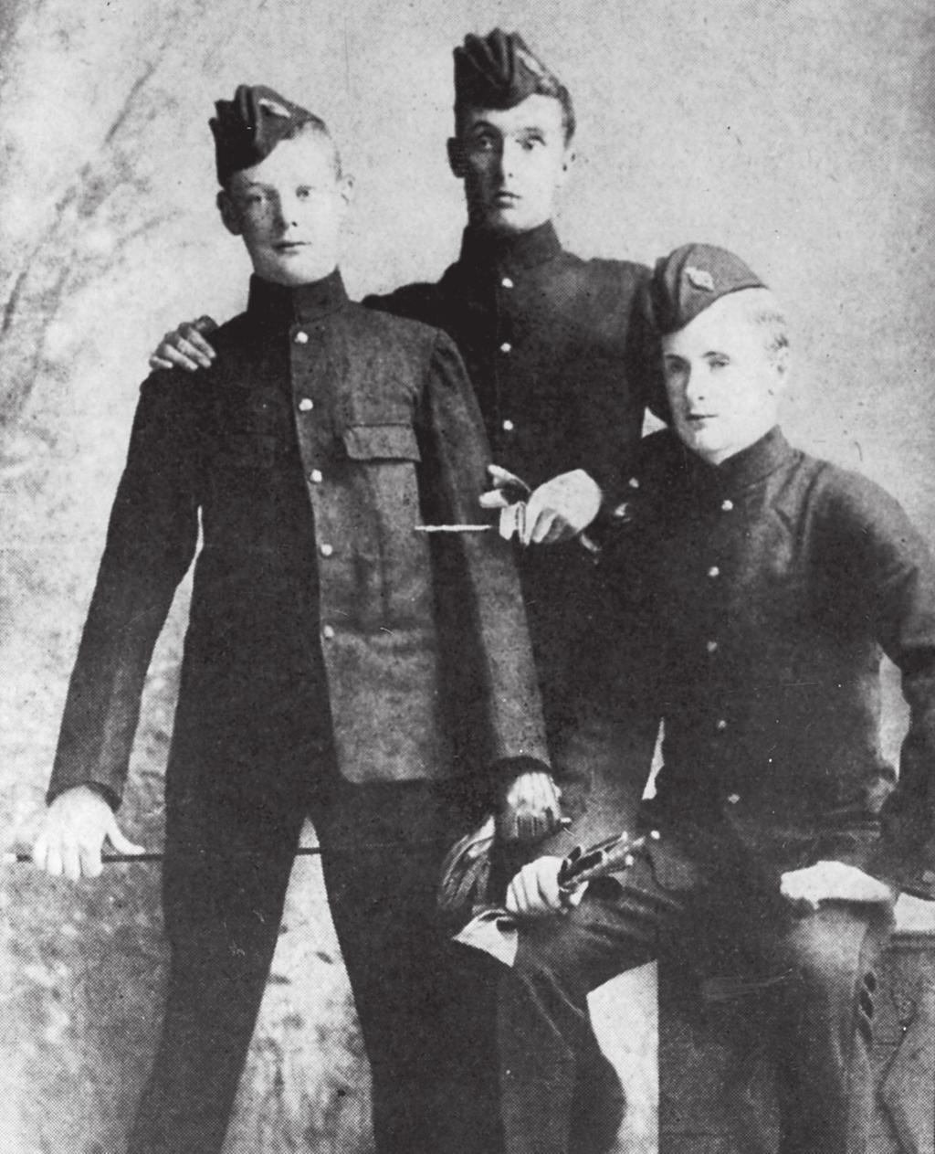 Gefotografeerd in 1894 met twee bevriende cadetten op Sandhurst waar