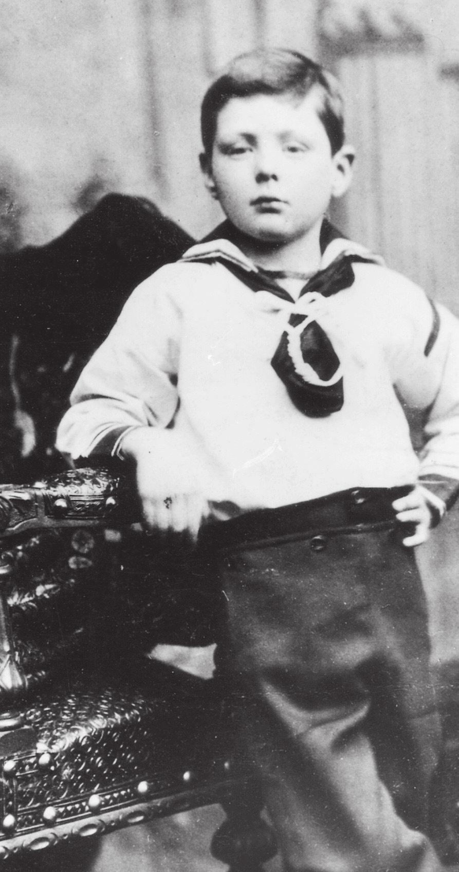Winston op zevenjarige leeftijd, in een matrozenpakje.