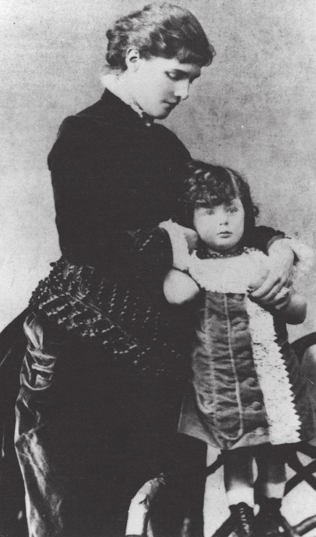 Kleuter Winston met zijn moeder Jennie.