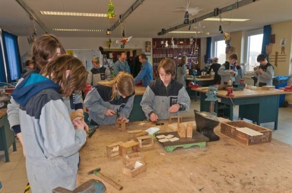 Mommerency, leraar technische activiteiten hout, konden zij een week later tijdens het lesuur sociale activiteiten hun