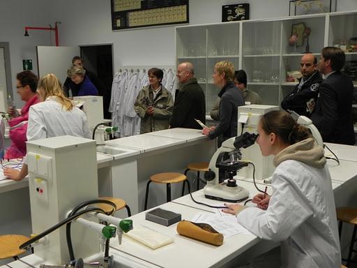 Het werd uiteindelijk een echt experience evenement waarbij de gerenoveerde lokalen tot leven kwamen door de leerlingen zelf: een geslaagd voorbeeld van de school in werking!