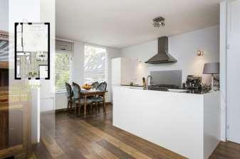 Keuken en kamer vormen een mooi geheel, mede door de massief eiken vloer in een warmbruine kleur, die helemaal doorloopt.