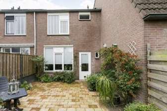 Achter de woning ligt een groene, onderhoudsvriendelijke tuin.