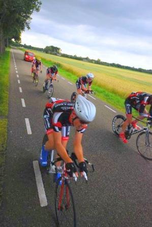 Ploegentijdrit Gilze Een week na de valpartijen is er de ploegentijdrit te Gilze. Er stonden twee teams ingeschreven; VeloVrienden en VeloVriendinnen.