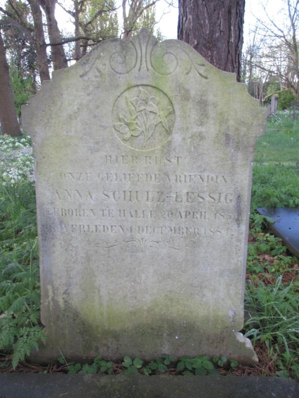 Herbegraven Precies een jaar later, op 5 december 1885, wordt Anna Lessig Schulz herbegraven in zandgraf 507, dat op 1 mei van dat jaar was gekocht door Adrianus Jacobus Wetrens, de directeur van de