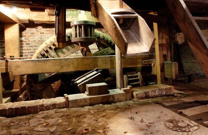 Opa Frans In 1870 werd de molen verkocht aan boer Bernard Frans, ook wel opa Frans genoemd, die er de eerste honderd jaar geen papier meer mocht maken. Hij verbouwde de molen tot korenmolen.