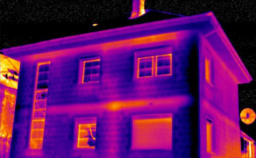 Gebouwenthermografie Testo warmtebeeldcamera's in de gebouwenthermografie. Thermografie heeft zijn goede diensten bewezen als gereedschap voor het vinden van zwakke punten in en aan gebouwen.