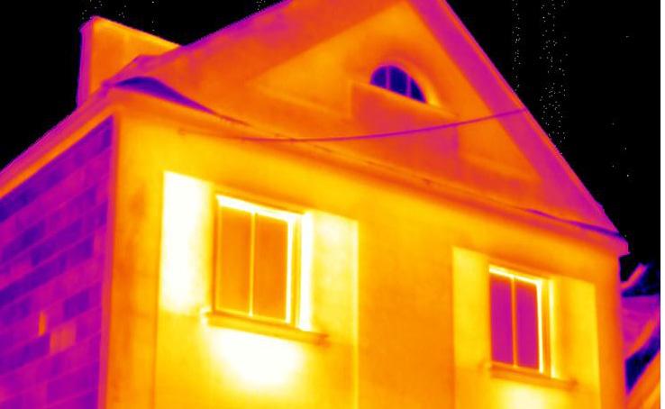 Warmteverliezen, vochtigheid en luchtlekkages van gebouwen zijn zichtbaar op het warmtebeeld.