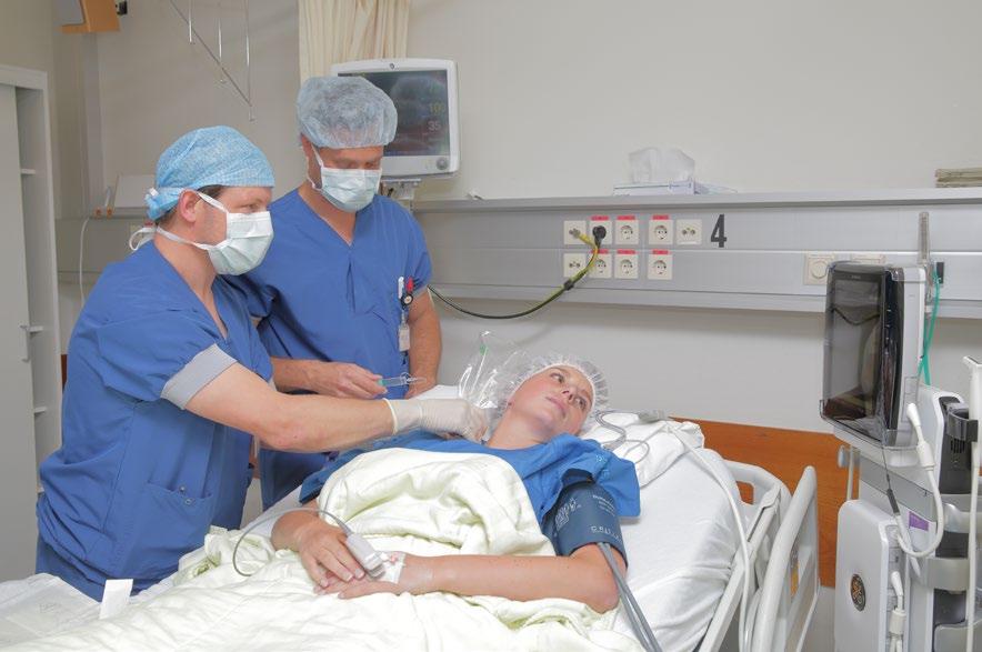 Tijdens de operatie Op de operatiekamer wordt u weer aangesloten op de bewakings apparatuur. Tijdens de operatie blijft de anesthesie medewerker voortdurend bij u.