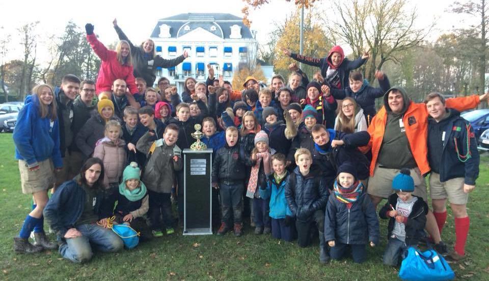 De leden EN leiding zetten zich in de voormiddag met volle teugen in bij de massaspelen.