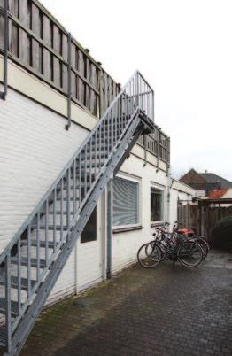 en is gericht op het zuidwesten aan de achterzijde, op een deel van het achterhuis, bevindt zich een groot dakterras; deze is ook via een zijtrap bereikbaar eveneens aan de achterzijde van de woning