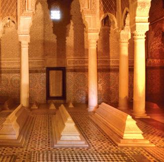 In enkele episodes werd het kuststadje als achtergrond gebruikt. Verken o.a. de soeks, het prachtige Moulay El Hassan plein en de oude medina.