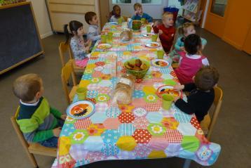 11.45-12.00u Afscheid (ouders halen de kinderen binnen of buiten op) Eten en drinken Samen eten is belangrijk. Samen eten is gezellig. Dergelijke momenten geven structuur aan de dag.